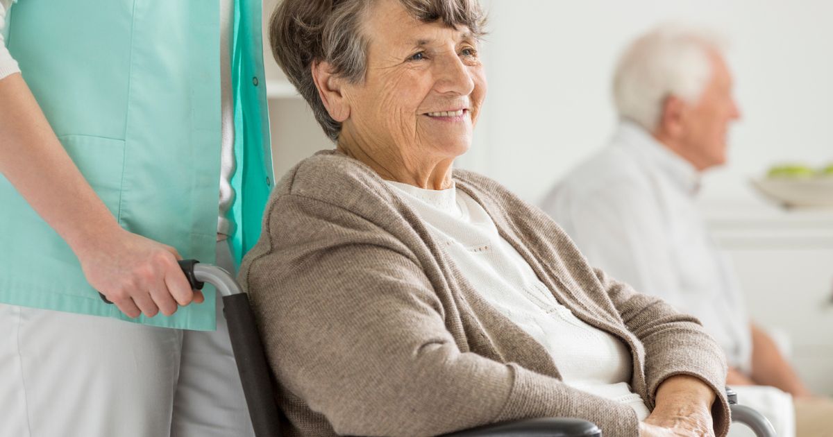 How Senior Day Programs Ease the Transition Between Home and Moving to Assisted Living